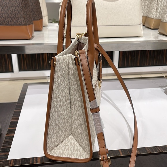 Michael Kors "Mirella" MD EW Tote Vanilla Shoulder Tote
35F2G7ZT2B - NWT - Picture 12 of 16